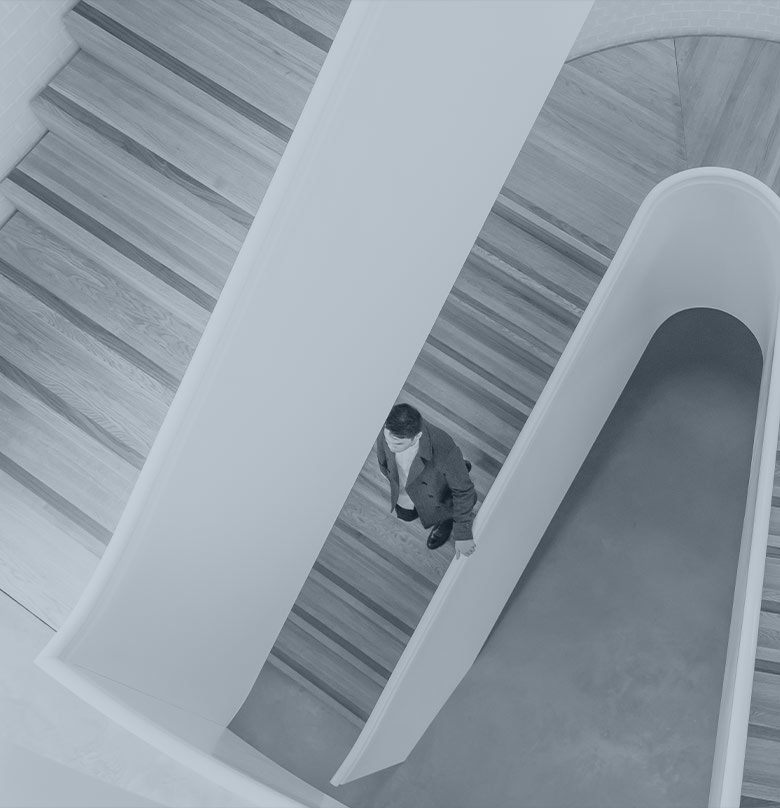 hombre bajando escaleras