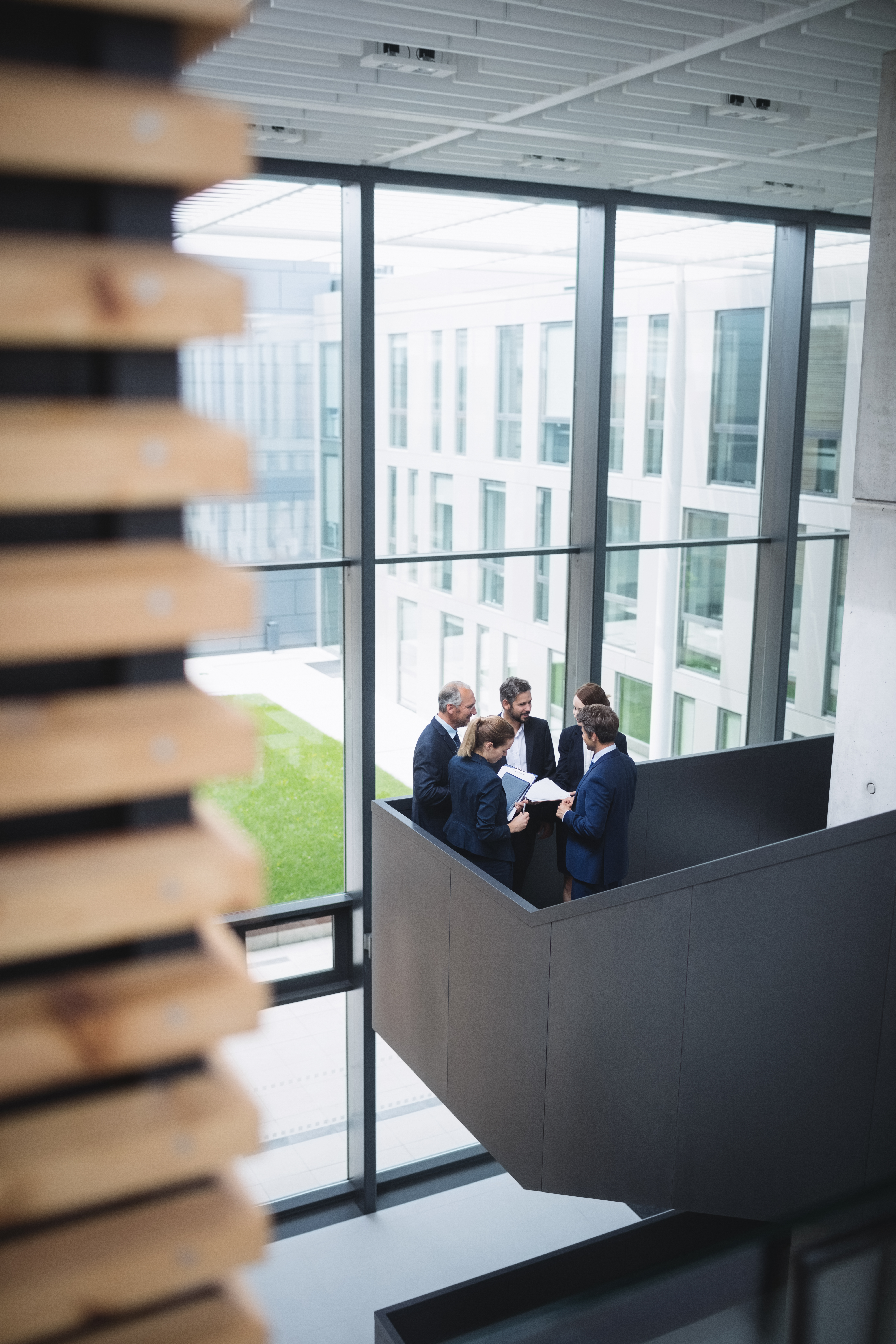 los-empresarios-que-tienen-una-discusion-en-la-oficina